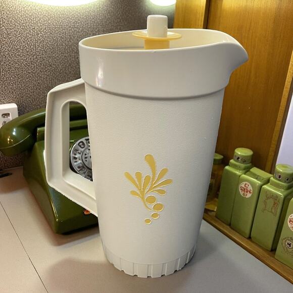 Vintage Tupperware 1 Quart Pitcher Almond Harvest Gold Push Button Lid 874 USA - Picture 1 of 13